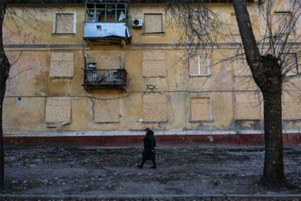 Una mujer deambula ante un edificio en Kramatorsk, al este de Ucrania, el 19 de diciembre de 2022