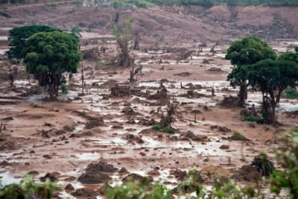 Vista aérea de la aldea de Bento Rodrigues, en el estado brasileño de Minas Gerais, el 6 de noviembre de 2015 tras la ruptura de la represa de residuos mineros