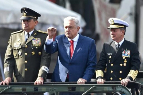 El presidente Andrés Manuel López Obrador (c) participa en un desfile militar para conmemorar el 212º aniversario de la independencia de México el 16 de septiembre de 2022 en Ciudad de México 