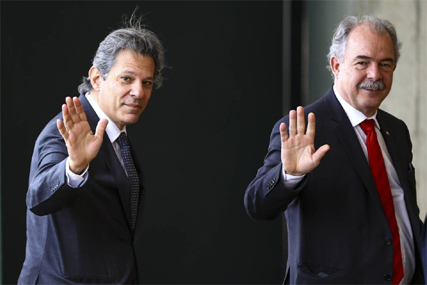 Fernando Haddad y Aloizio Mercadante en el gabinete de transición. El futuro presidente del BNDES dice que no volverá al pasado y que quiere utilizar el banco para reindustrializar Brasil 