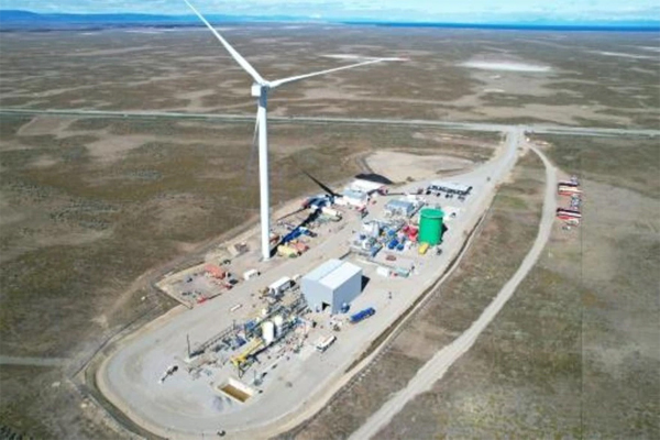 Chile puso en marcha su primera planta de producción de gasolina a base de hidrógeno verde y CO2 capturado de la atmófera. Esta imagen fue distribuida por HIF Global y muestra una vista aérea de la planta Haru Oni en la ciudad de Punta Arenas, Chile, el 20 de diciembre de 2022.