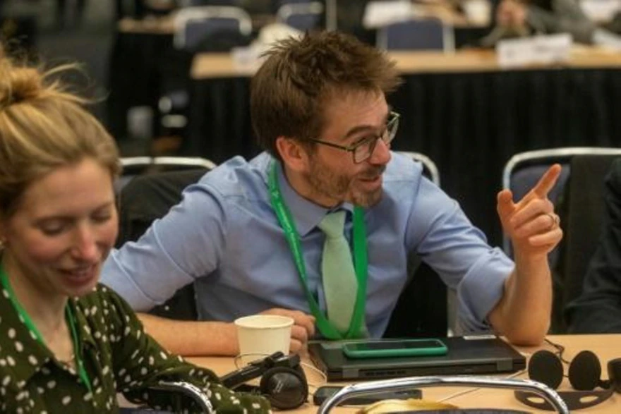  El responsable de la Misión de Reino Unido, Will Lockhart, habla con su equipo antes de la sesión plenaria de cierre de la Conferencia de la ONU sobre Biodiversidad COP15 en Montreal el 19 de diciembre de 2022 