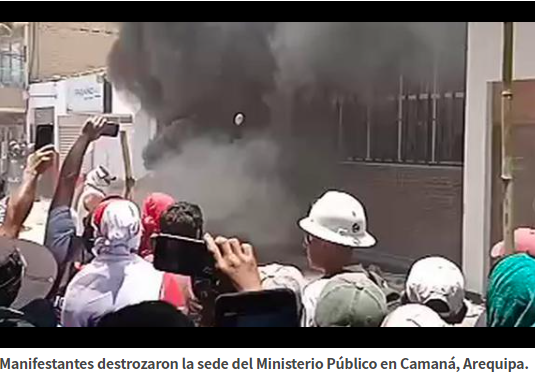 Video de manifestantes Incendiando sede del Ministerio Público en Arequipa