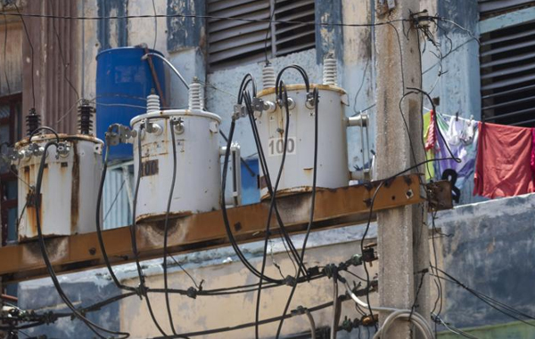 Fotografía de instalaciones eléctricas próximas a un edificio en La Habana (Cuba).