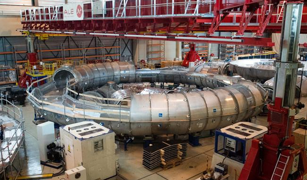 La instalación de Tokamak del ITER confina el plasma en una cámara en forma de anillo mediante campos magnéticos.