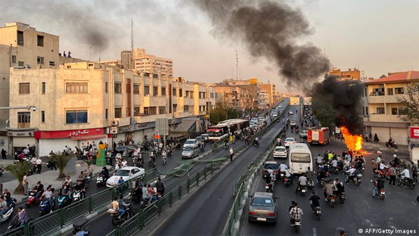 Irán se ha visto desgarrado por la mayor ola de disturbios sociales en casi tres años, que ha visto a los manifestantes, incluidos estudiantes universitarios y jóvenes colegialas, corear "Mujer, vida, libertad"