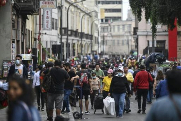 Vista de transeúntes en una zona de comercios en el centro de Lima el 23 de diciembre de 2022