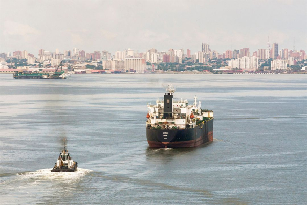 petrolero navega por el lago Maracaibo, en Cabimas, Venezuela 14 de octubre de 2022.