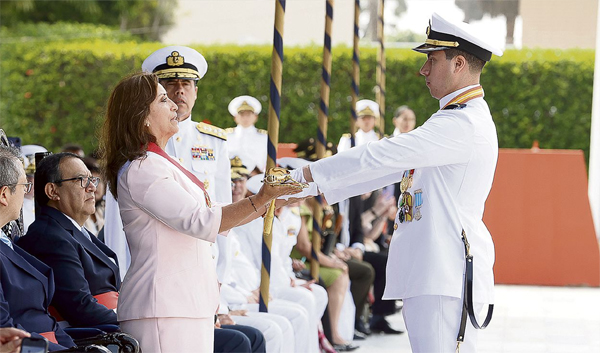 Presidenta Boluarte empezó la semana ratificando llamado al diálogo en ceremonia de graduación de cadetes de la Marina. 