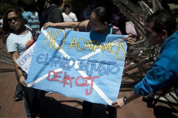  Una manifestación en Bogotá el 25 de noviembre de 2012 contra el dictamen de la CIJ enel litigio territorial con Nicaragua