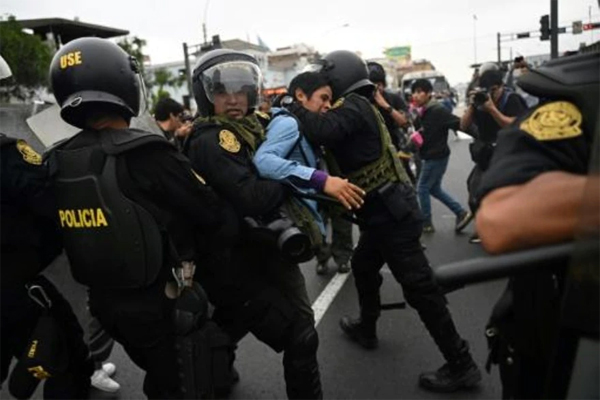 Un simpatizante del destituido presidente peruano Pedro Castillo, autor de un autogolpe fallido, se enfrenta a la policía en Lima el 7 de diciembre de 2022 