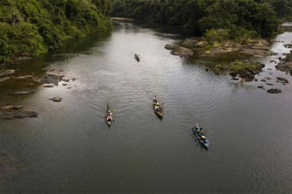 ndígenas, ribereños, científicos y periodistas cruzan la Gran Vuelta del río Xingú en canoas durante una misión para llamar la atención sobre los problemas causados por la represa Belo Monte en la región, en la ciudad de Altamira, estado de Pará, Brasil, el 13 de septiembre de 2022