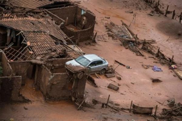  En noviembre de 2015, la rotura de un dique de contención de desechos mineros de Samarco desató un alud de barro que arrasó el pueblo cercano de Bento Rodrigues y mató a 19 personas.