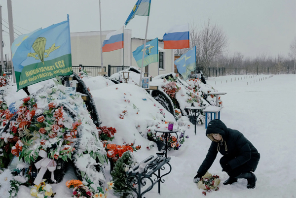 Natalia limpiaba la tumba de su hijo en un cementerio de Riazán, Rusia, en diciembre. Fue asesinado cerca de Kiev en los primeros días de la guerra de Ucrania.