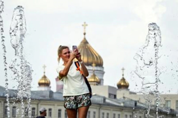 Una mujer se hace un selfi en una fuente de Moscú durante una ola de calor el 28 de agosto de 2022 