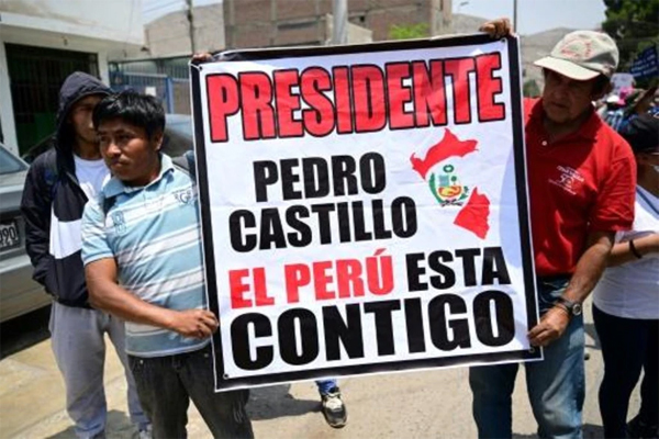 Partidarios del expresidente peruano Pedro Castillo realizan una manifestación exigiendo su liberación frente a la dependencia policial DIROES en Ate, al este de Lima, donde está detenido , el 15 de diciembre de 2022