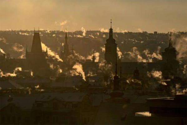 Humo emanando de las chimeneas de las casas del centro de Praga el 13 de diciembre de 2022  (AFP)  