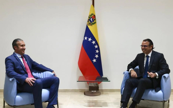 Tarek El Aissami, ministro de Petróleo (izq.) junto al presidente de Chevron, Javier La Rosa, en una reunión celebrada en Caracas, Venezuela, el 29 de noviembre de 2022.  