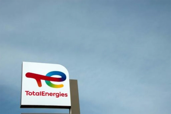  El logotipo de la compañía de petróleo y gas francesa TotalEnergies, fotografaido en una gasolinera en Berlín el 29 de abril de 2022 