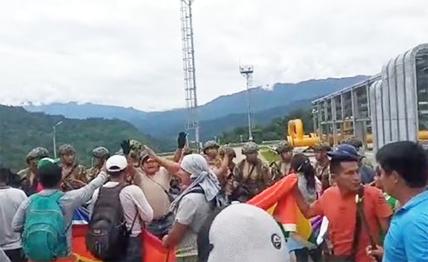 Un grupo de unos 100 manifestantes del departamento peruano de Cuzco tomó este martes la planta compresora de gas natural Kámani, en medio de las protestas ciudadanas que sacuden el país tras el autogolpe fallido del expresidente Pedro Castillo  