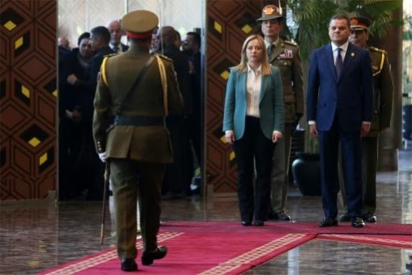 El primer ministro de Libia, Abdulhamid Dbeibah, recibe a su homóloga de Italia, Giorgia Meloni, el 28 de enero de 2023 en Trípoli 