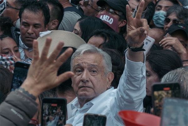 El presidente López Obrador durante la marcha que convocó en apoyo a la "Cuarta Transformación", el 27 de noviembre de 2022, en Ciudad de México