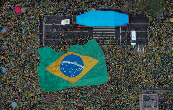 Seguidores del presidente Bolsonaro desplegaron una enorme bandera en el bicentenario de la Independencia
