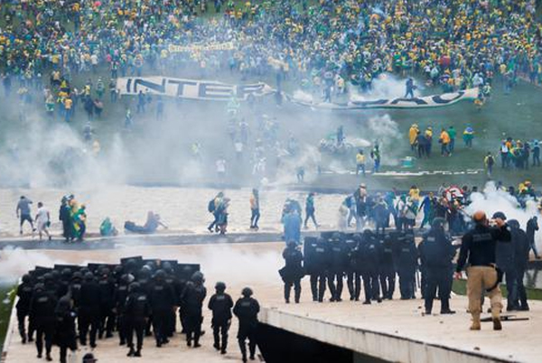 Partidarios del expresidente de Brasil, Jair Bolsonaro, se manifiestan contra el presidente Luiz Inacio Lula da Silva mientras las fuerzas de seguridad operan frente al Congreso Nacional de Brasil en Brasilia, Brasil.