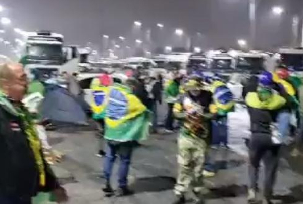 Manifestantes bloquean la entrada de Distribuidoras de Combustible en Araucária, Paraná. 