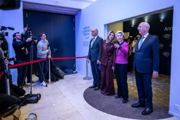 El presidente de Suiza, Alain Berset; la primera dama de Ucrania, Olena Zelenska; la presidenta de la Comisión Europea, Ursula von der Leyen; y el fundador del Foro Económico Mundial, Klaus Schwab, el 17 de enero de 2023 en Davos