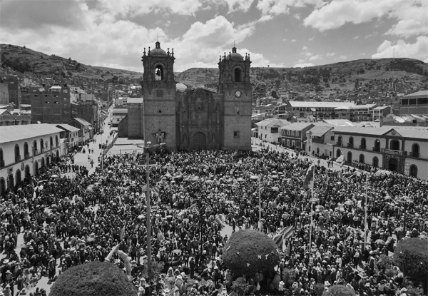 Cientos de manifestantes se reunieron el lunes en la región andina de Puno en apoyo a Pedro Castillo, el expresidente que fue destituido.(Juan Carlos Cisneros/AFP)