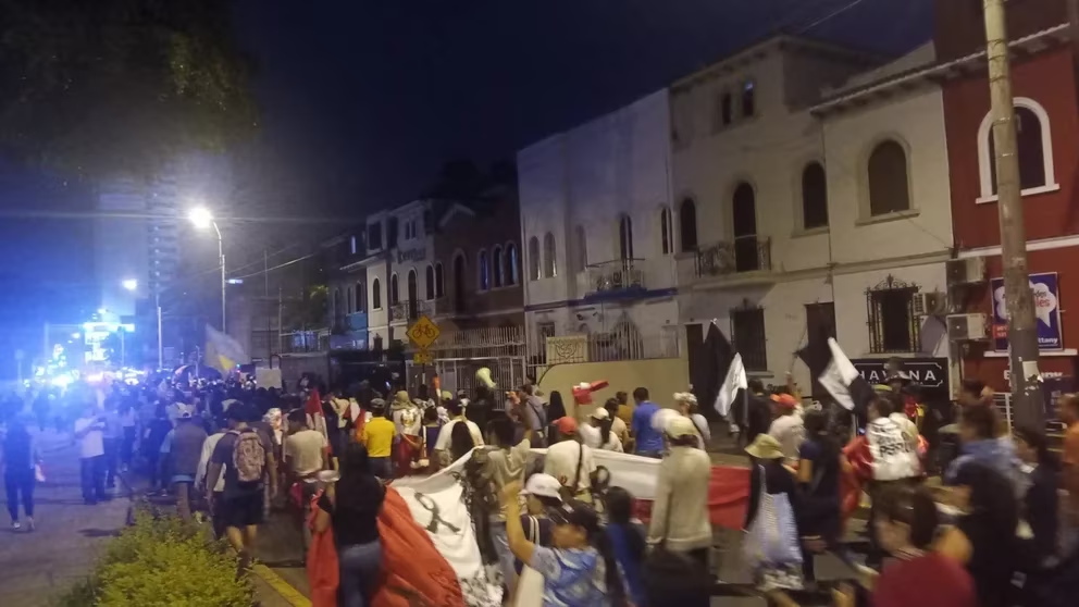 Manifestantes continúan su recorrido en la avenida Arequipa.