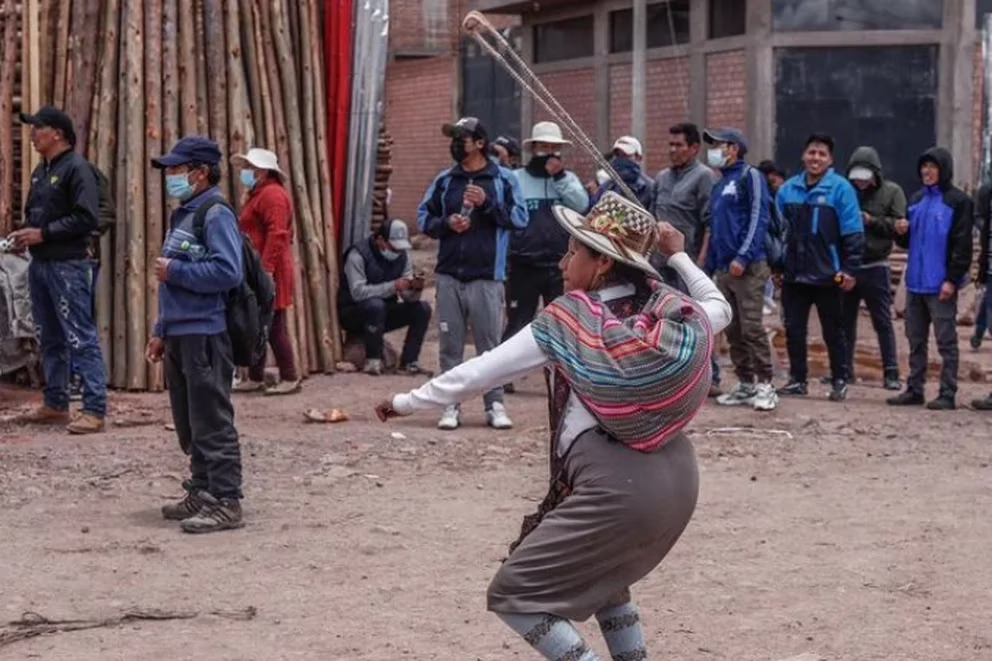 Manifestantes en Puno se enfrentaron a la PNP y las Fuerzas Armadas en un intento por tomar el aeropuerto de Juliaca. (Aldair Mejía/EFE)