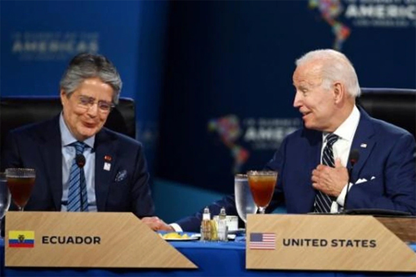 los presidentes Guillermo Lasso de Ecuador y Joe Biden de EEUU dialogan en Los Angeles el 10 de junio de 2022