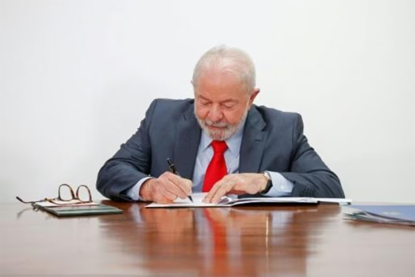 El presidente de Brasil, Luiz Inacio Lula da Silva, firma un documento con nuevas medidas económicas, en Brasilia, el 12 de enero de 2023 