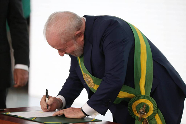 Presidente Lula firma decretos durante la ceremonia de investidura en Brasília, DF, este domingo, 01. (Fátima Meira/Futura)