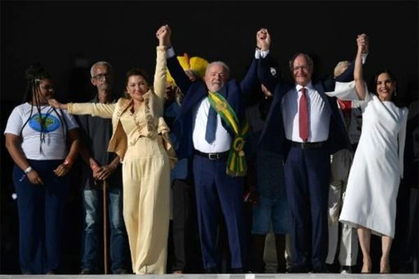 El presidente de Brasil, Luiz Inácio Lula da Silva (c), y su vicepresidente, Geraldo Alckmin, acompañados por sus respectivas esposas, Rosangela da Silva (2ª izq.) y María Lucía Ribeiro, en la toma de posesión el 1 de enero de 2021 en Brasilia 