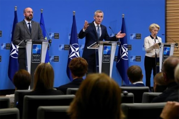 El secretario general de la OTAN, Jens Stoltenberg (c), comnparece ante la prensa en Bruselas con los presidentes del Consejo y de la Comisión Europeas, Charles Michel y Ursula von der Leyen, respectivamente, el 10 de enero de 2023