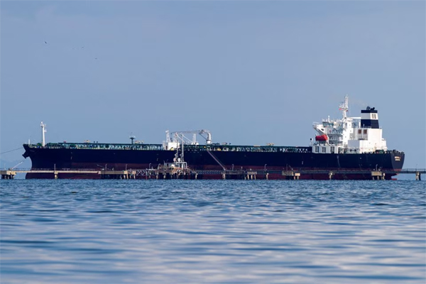 El petrolero Kerala, fletado por Chevron, es cargado en la terminal petrolera de Bajo Grande en el Lago de Maracaibo, en el municipio de San Francisco, Venezuela, el 5 de enero de 2023.  