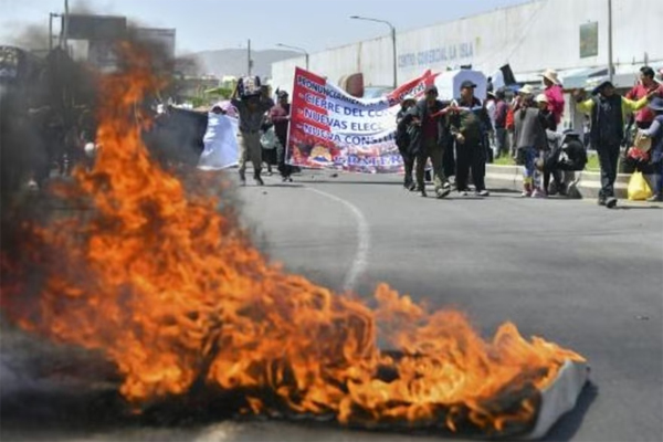 Manifestantes bloquean ruta en La Joya para exigir la renuncia de la presidenta peruana Dina Boluarte en Arequipa, Perú, el 12 de enero de 2023 