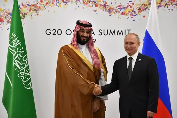 lun, 30 de enero de 2023, 11:21 a. m. GMT-4·1  min de lectura

Imagen de archivo del presidente ruso, Vladimir Putin (dcha), saludando el príncipe heredero saudí, Mohammed bin Salman, durante una reunión en los márgenes de la cumbre del G20 en Osaka, Japón.