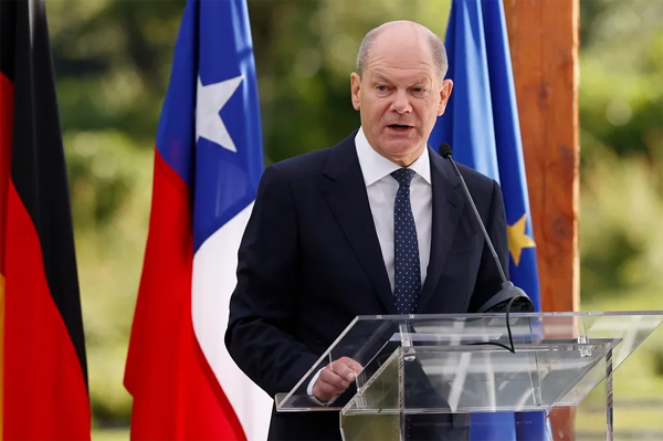 El canciller de Alemania, Olaf Scholz, habla durante un encuentro con empresarios, organizado por la Cámara Chileno Alemana de Comercio e Industria (AHK Chile) hoy, en Santiago (Chile). EFE/Elvis González