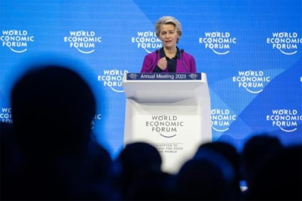 Ursula von der Leyen habla durante una sesión del Foro Económico Mundial, el 17 de enero de 2023 en Davos (Suiza)