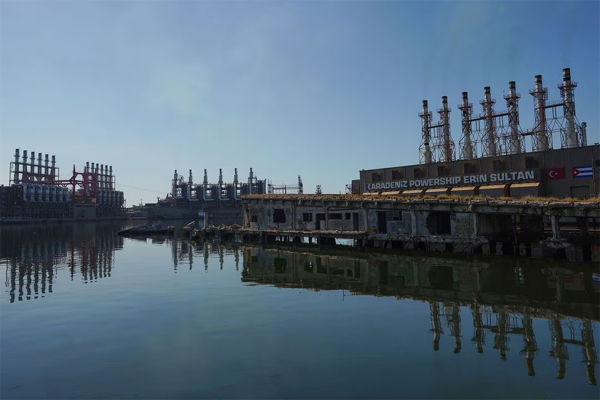 Barcos generadores de eletricidad turcos trabajan en la bahía de La Habana en La Habana, Cuba, 17 de febrero de 2023.