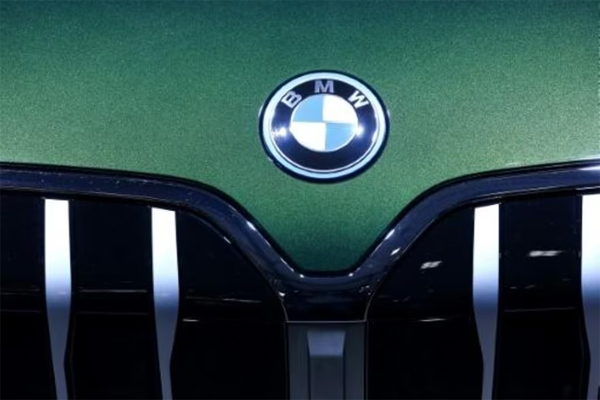  BMW dijo que la inversión en México obedece a la expansión de sus planes de producción. En la imagen, el logo de BMW en un vehículo del fabricante alemán 