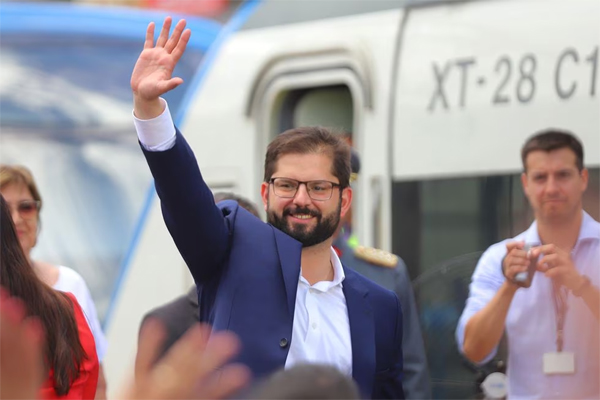 El presidente Gabriel Boric saluda a su llegada a Limache, en la región de Valparaíso