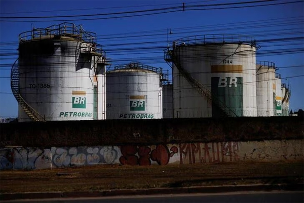 Vista general de los tanques de la petrolera estatal brasileña Petrobras tras el anuncio de la actualización de los precios del combustible en en la petrolera brasileña Petrobras en Brasilia, Brasil 17 de junio de 2022.