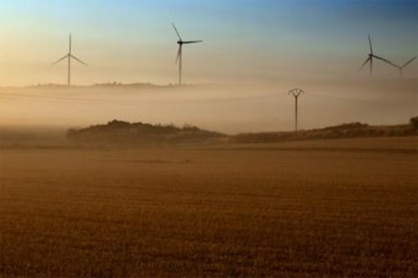 Turbinas eólicas emergen entre la niebla al amanecer cerca del pueblo castellano-leonés de Tejado, en la provinciade Soria, el 9 de octubre de 2022 en el centro de España 