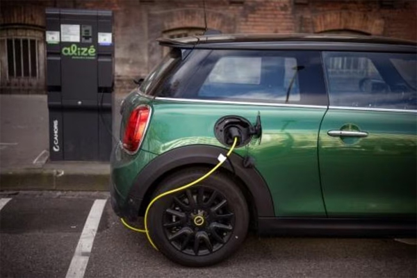  Un vehículo eléctrico, conectado en una estación de recarga de Toulouse, en el suroeste de Francia, el 24 de enero de 2023 