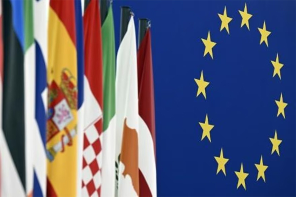 Banderas de varios países cuelgan ante un fondo de la bandera de la UE, el 14 de diciembre de 2022 en la ciudad francesa de Estrasburgo, en la sede del Parlamento Europeo  (AFP)